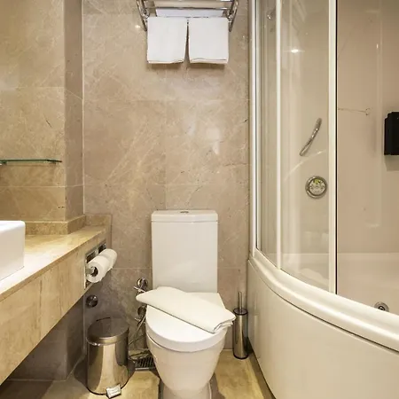 Glamorous Flat With Jacuzzi Near Hadrians Gate בית נופש